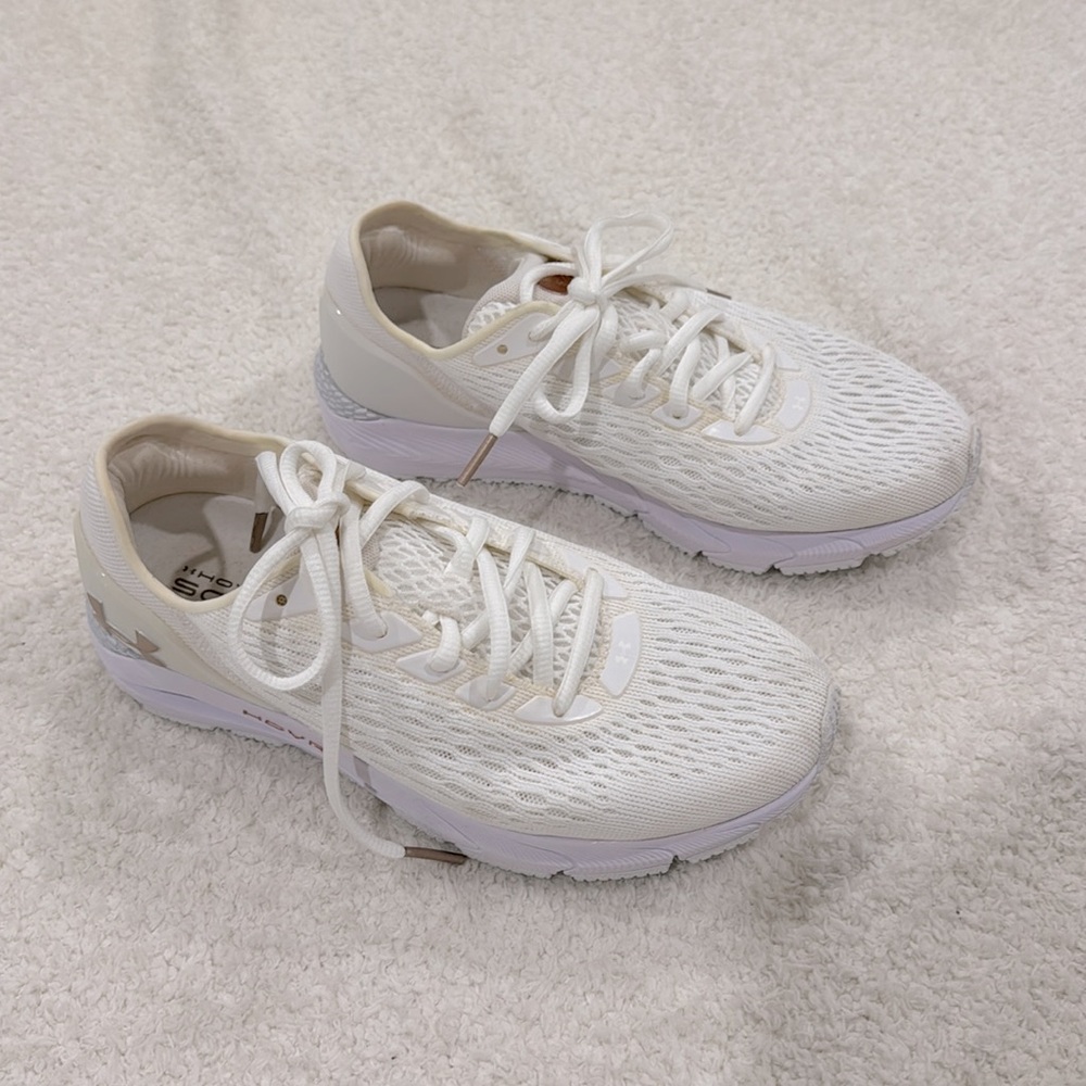 Under Armour - Bluetooth Hovr Sonic Runners - White & Rose Gold (size US 7)